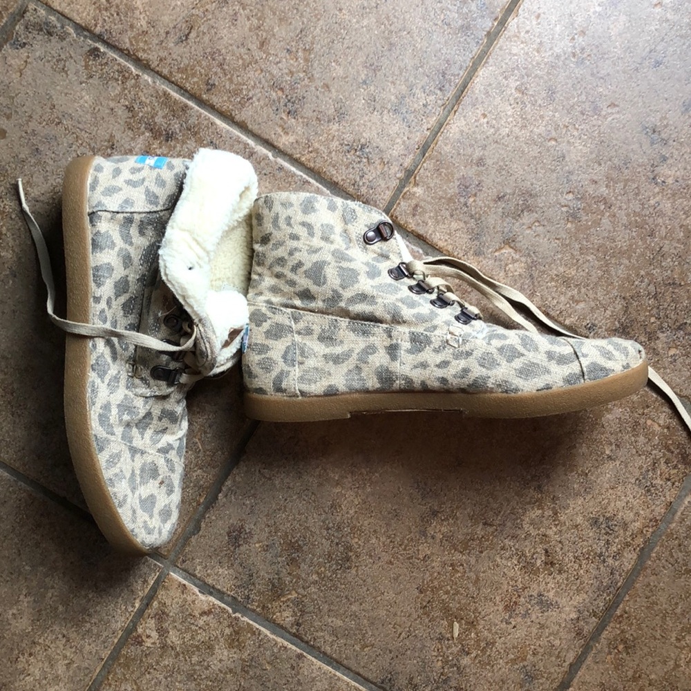 Toms Sherpa lined cheetah booties/botas chukka